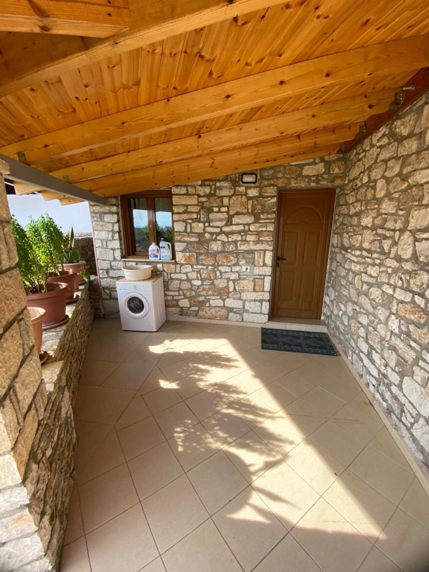 Farmhouse Qeparo Exterior photo
